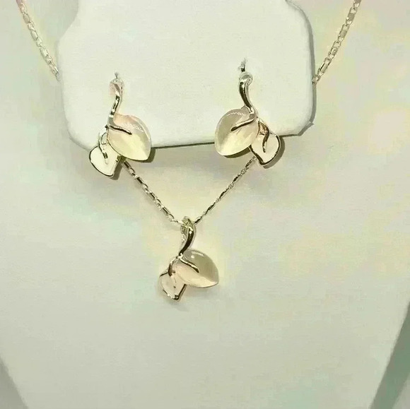 NWOT Elegant Leaf Necklace and Earrings Set - Picture 1 of 4